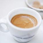 インスタントコーヒーでクレマのあるエスプレッソを作る方法