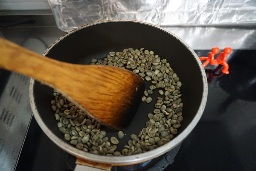 フライパンで焙煎するコーヒー豆