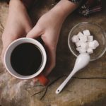 働く人必見~コーヒーに砂糖を足す2つのメリットと2つのデメリット