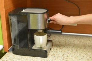 コーヒーメーカーで油が浮く|3つの原因と簡単な対処法