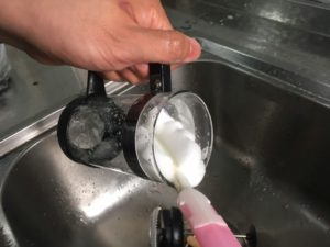 フレンチプレスを洗っているところ