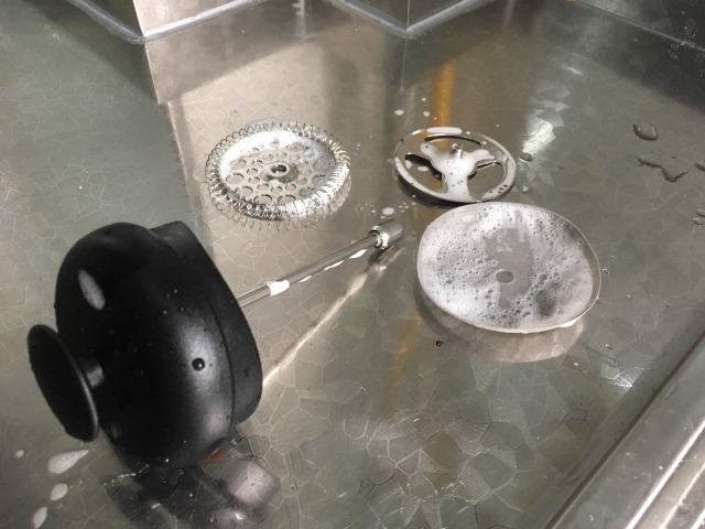 プランジャー（金属フィルター）を洗う