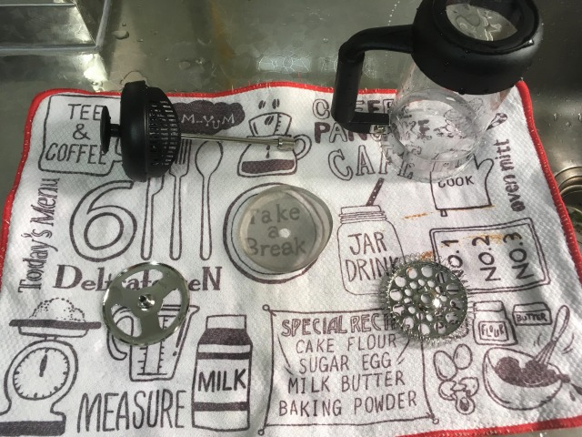 洗ったフレンチプレスを乾かす