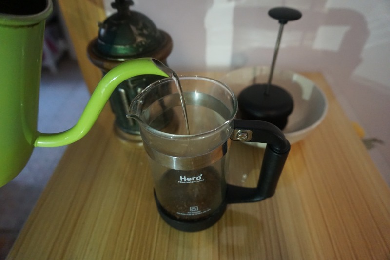 フレンチプレスでコーヒーを淹れている様子