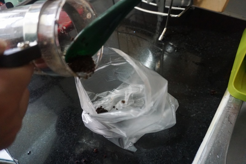 コーヒーかすを捨てる