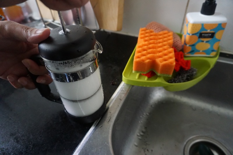 フレンチプレスに水と洗剤を入れて泡立てる様子