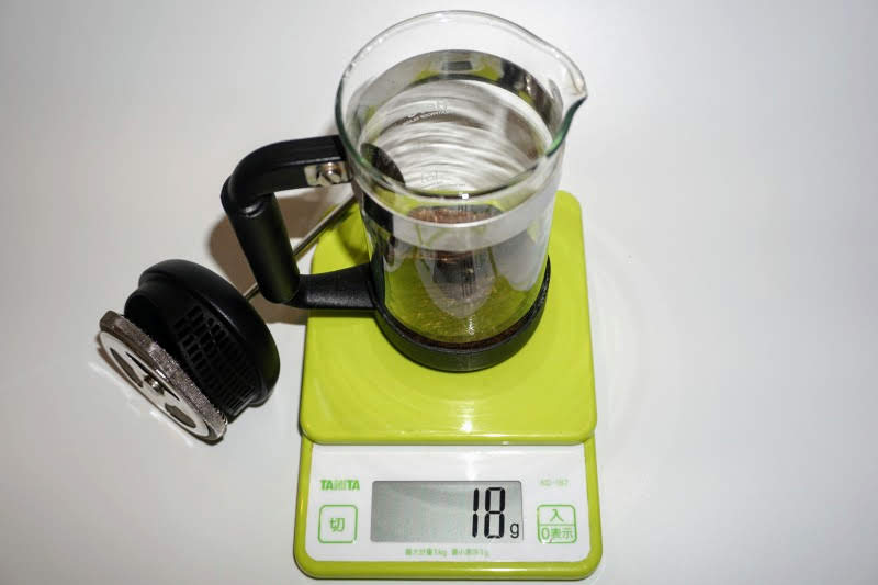 フレンチプレスにコーヒ粉を入れた状態