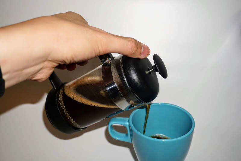フレンチプレスを注いでいるところ