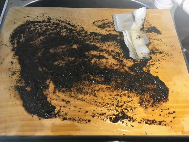 まな板の消臭剤にコーヒーかすを活用