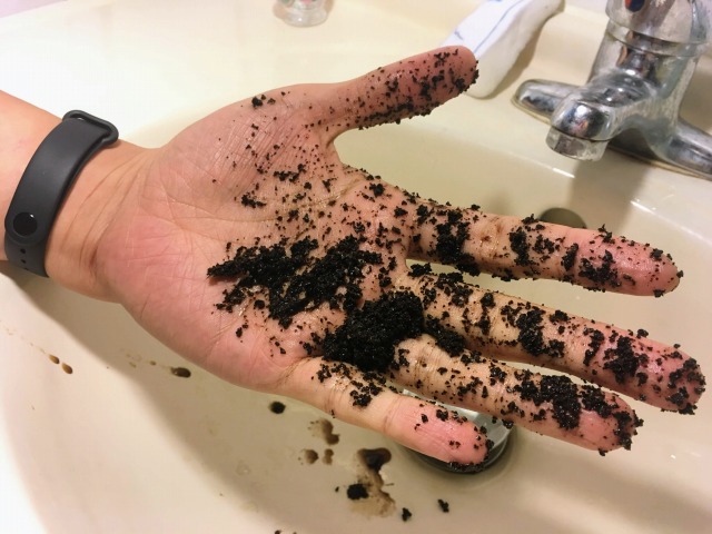 手の汚れ取りにコーヒーかすを活用
