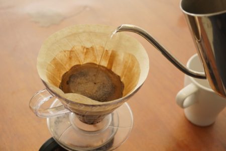 丁寧にドリップしている様子