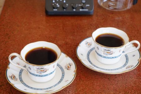 CM-D457Bとコーヒーカップ