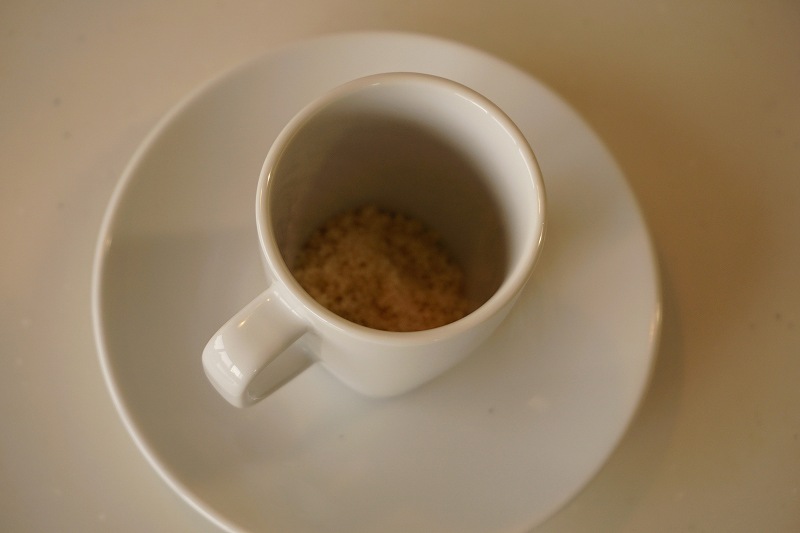 コーヒーカップの底に沈んだ豆かす
