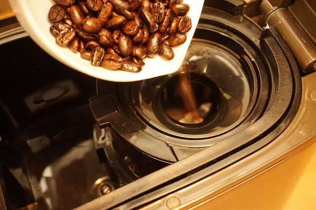 ビタントニオ全自動コーヒーメーカーに豆をセット