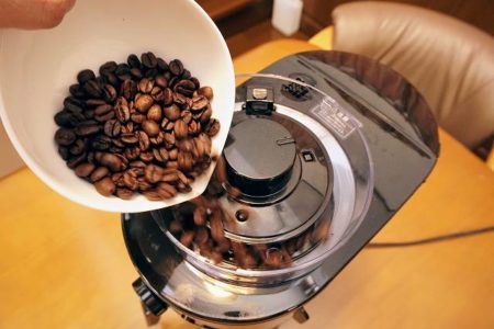 シロカ SC-C112 ホッパー部分とコーヒー豆