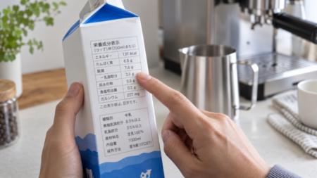 牛乳パックの成分表示を確認している写真